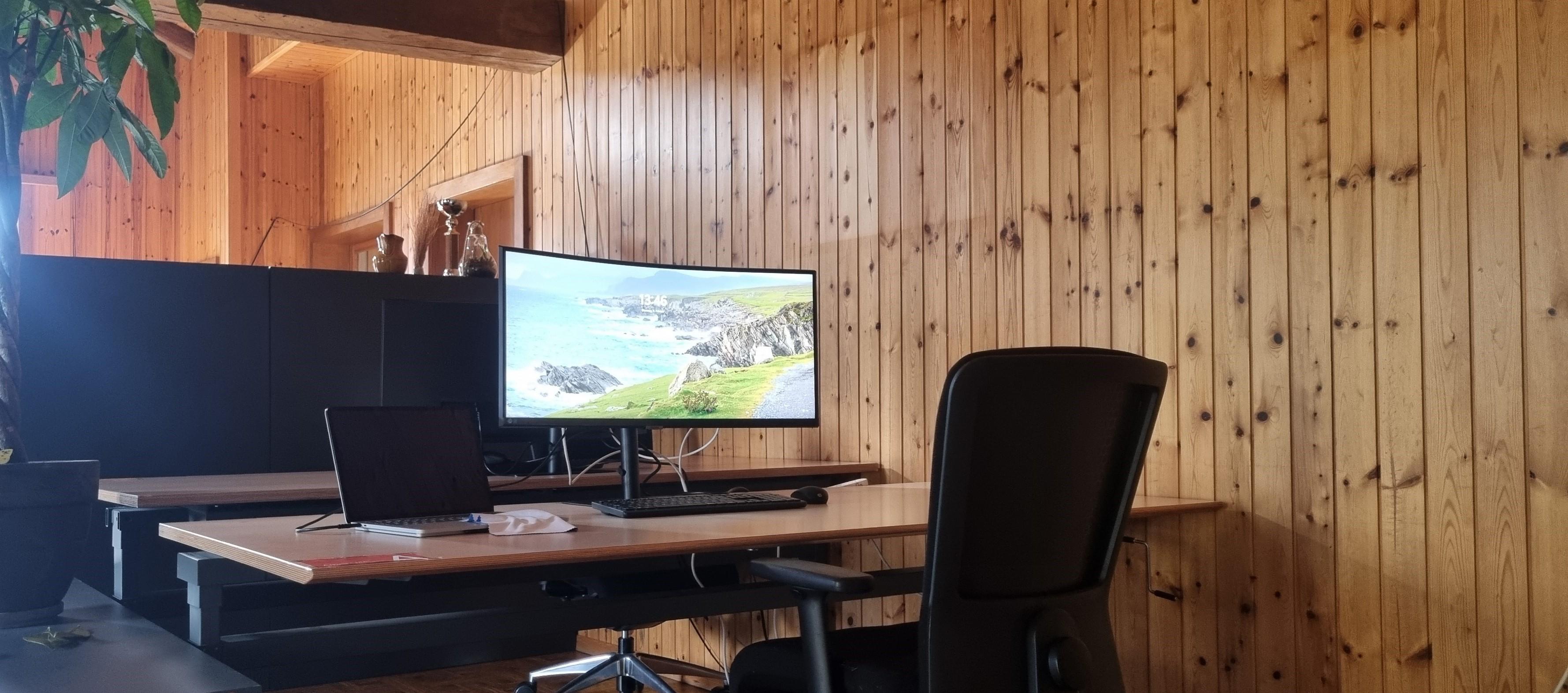Arbeitsplatz mit 32 Zoll Monitor